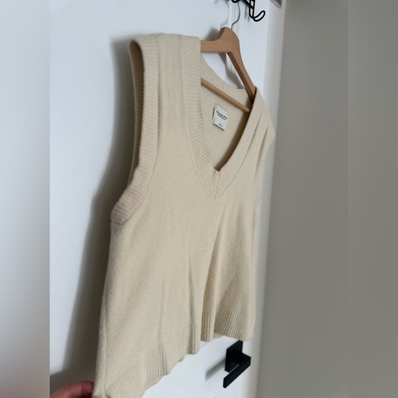 Abercrombie & Fitch Women's Cream and Yellow Jumper. Size L - Picture 2 of 4